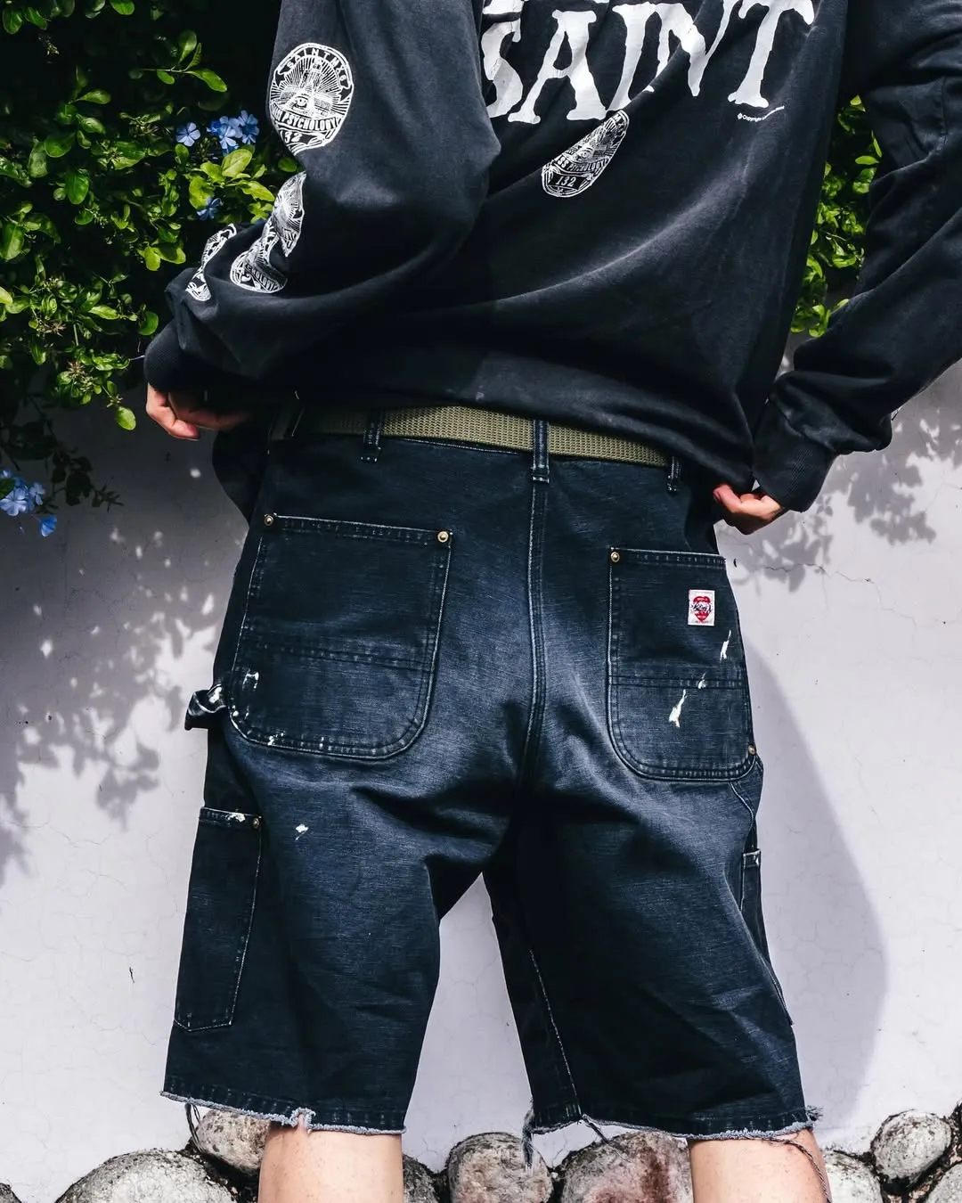 SAINT Mxxxxxx DOUBLE KNEE SHORTS/BLK Knee patches splashed with ink, washed and damaged denim shorts. Washed black S-XL. Custom woven and dyed denim denim with clear texture. Rewashed and faded to create local mottled fading/hole effects. Artificial distressing to simulate natural traces of wear. Original consistent damage treatment. Hand splashed ink and paint. Original consistent wash mark/pocket mark. Double knee patch. Rivet reinforcement. Improve functionality and enhance design.